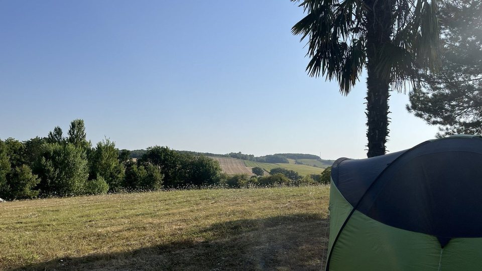 Vue aérienne du Domaine Devèze, camping naturiste dans le Gers