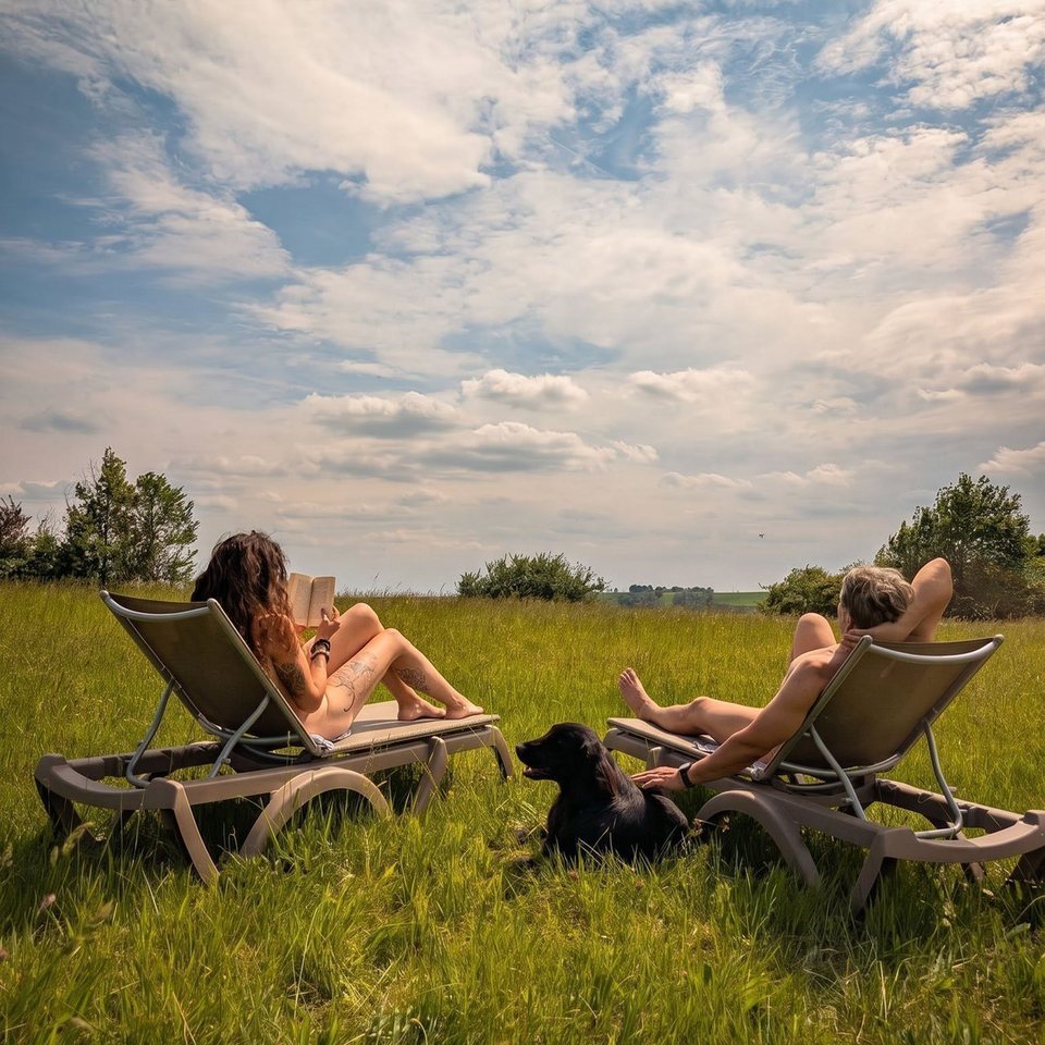 Détente dans la nature au Domaine Devèze, camping naturiste dans le Gers
