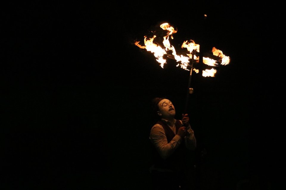 Spectacle de feu en soirée au Domaine Devèze