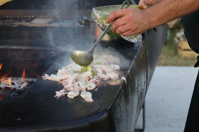 Grillades sur la plancha lors d’un barbecue commun au Domaine Devèze