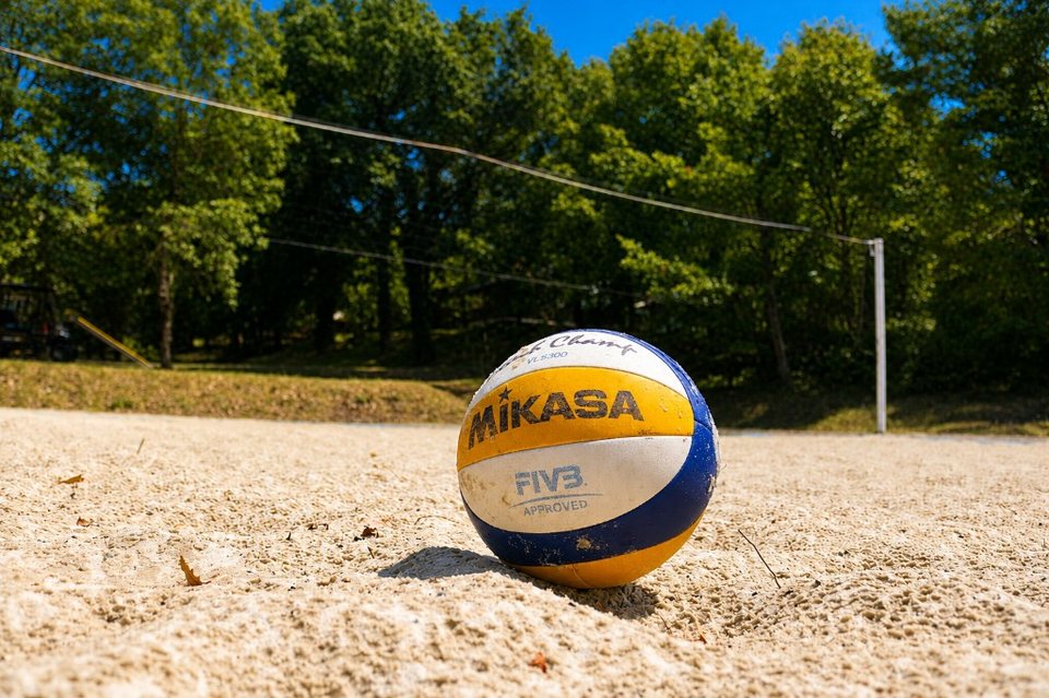 Ballon de beach-volley sur le terrain de sable du Domaine Devèze
