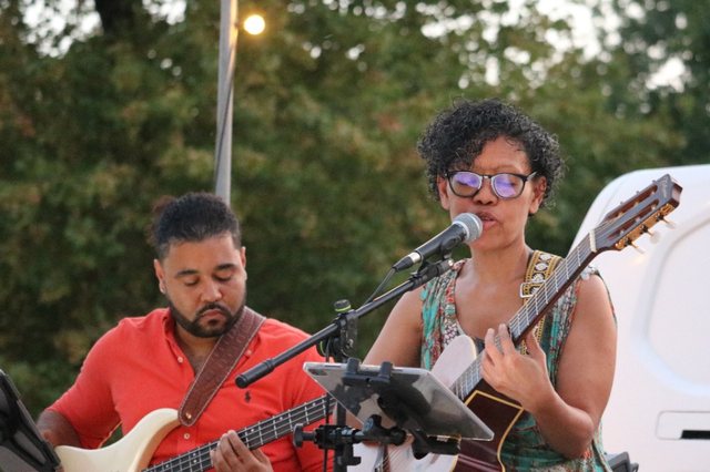Duo en concert en plein air au Domaine Devèze
