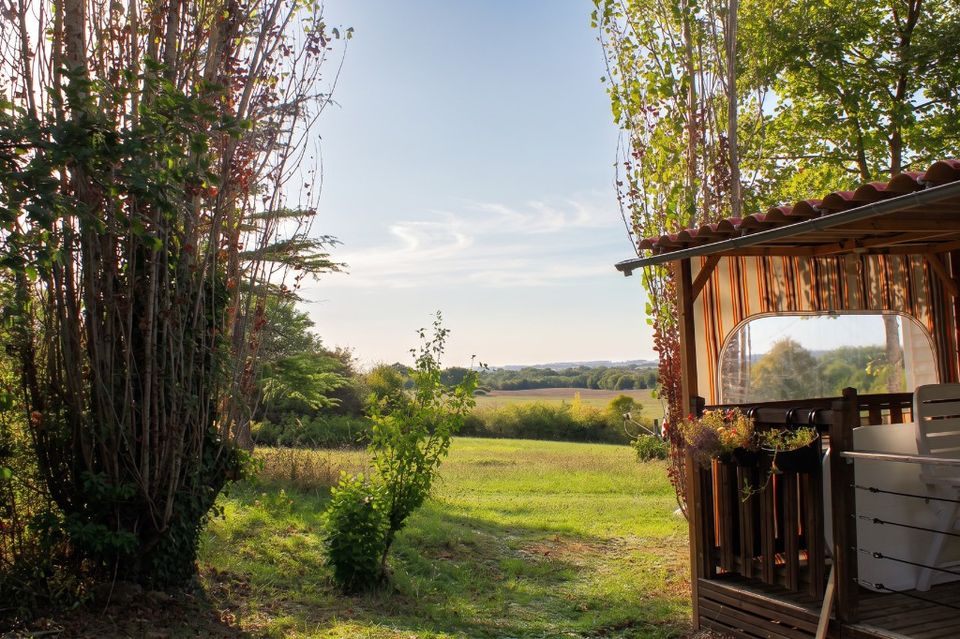 Vue sur la campagne depuis une terrasse du Domaine Devèze
