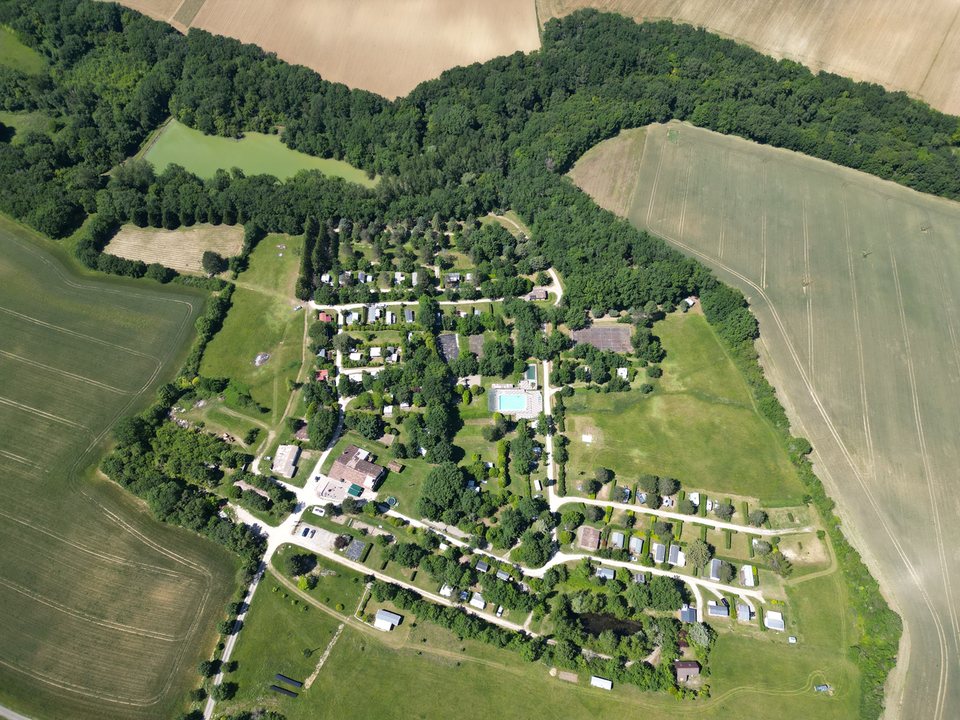 Vue aérienne du Domaine Devèze et de la campagne du Gers