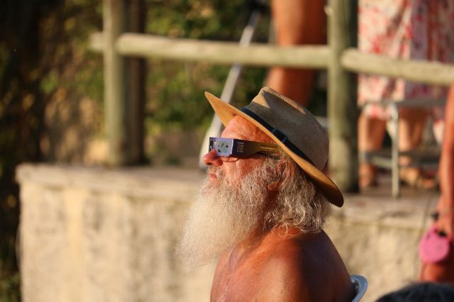 Observation de l’éclipse solaire avec des lunettes de protection au Domaine Devèze