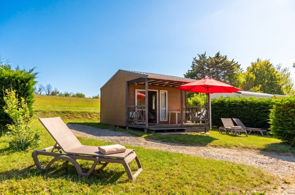 Chalet en bois avec terrasse au Domaine Devèze, camping naturiste dans le Gers