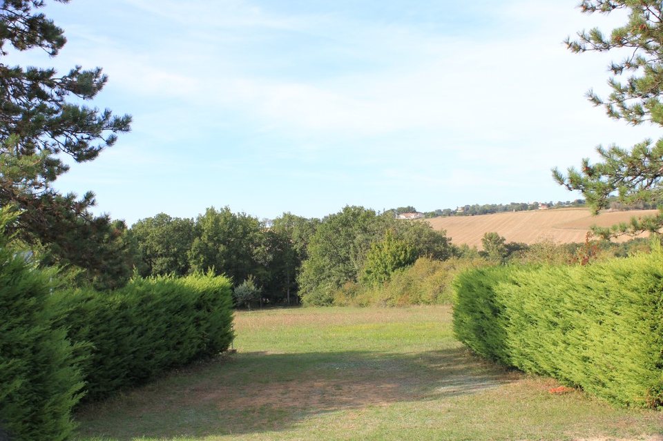 Emplacement de camping délimité par des haies au Domaine Devèze
