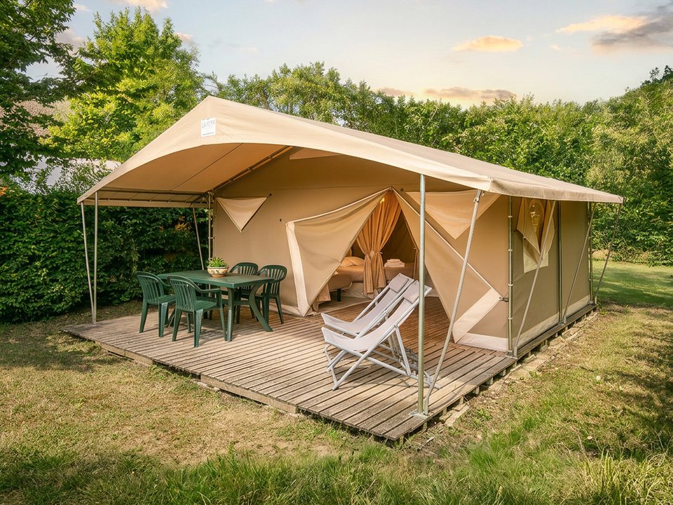 Tente aménagée avec terrasse au Domaine Devèze