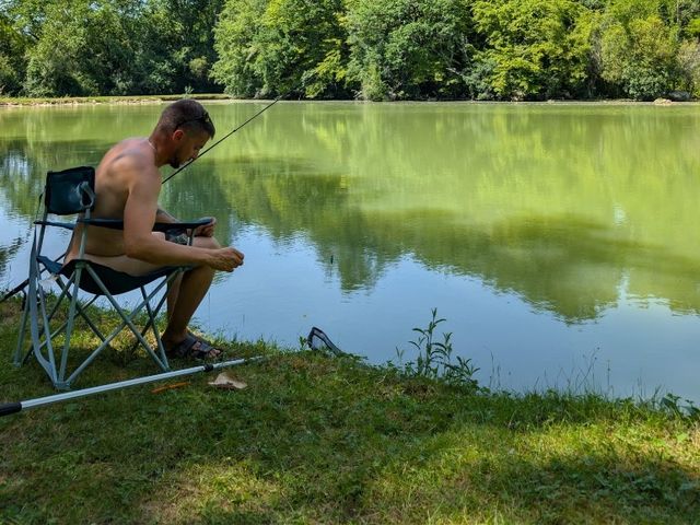 Pêcheur au bord du lac du Domaine Devèze