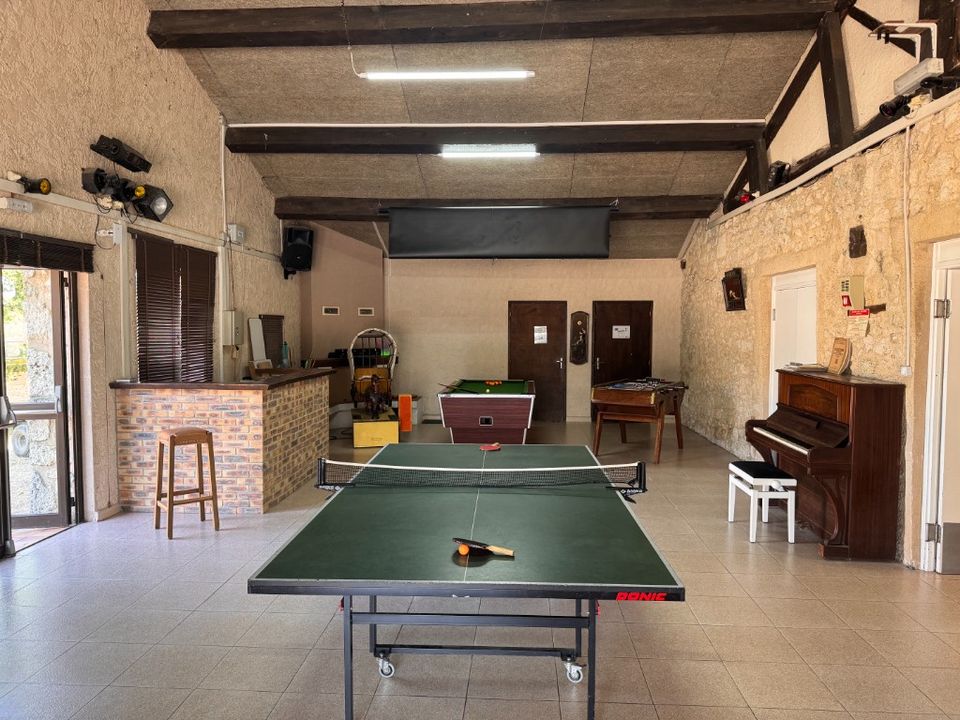 Salle de ping-pong, billard et baby-foot du Domaine Devèze