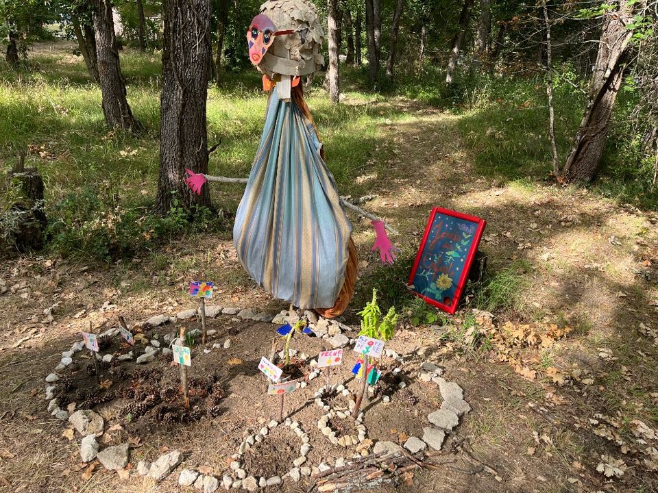 Création des enfants dans les bois du Domaine Devèze