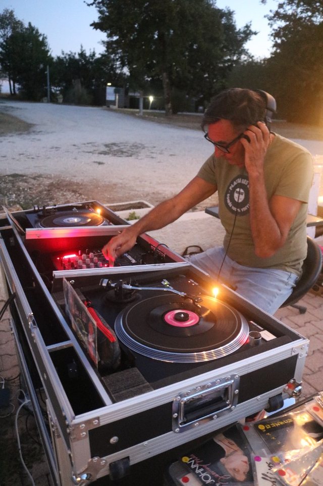 DJ aux platines vinyles lors d’une soirée en extérieur au Domaine Devèze
