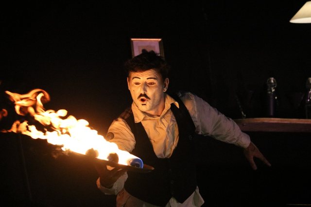 Artiste de spectacle de feu en représentation au Domaine Devèze