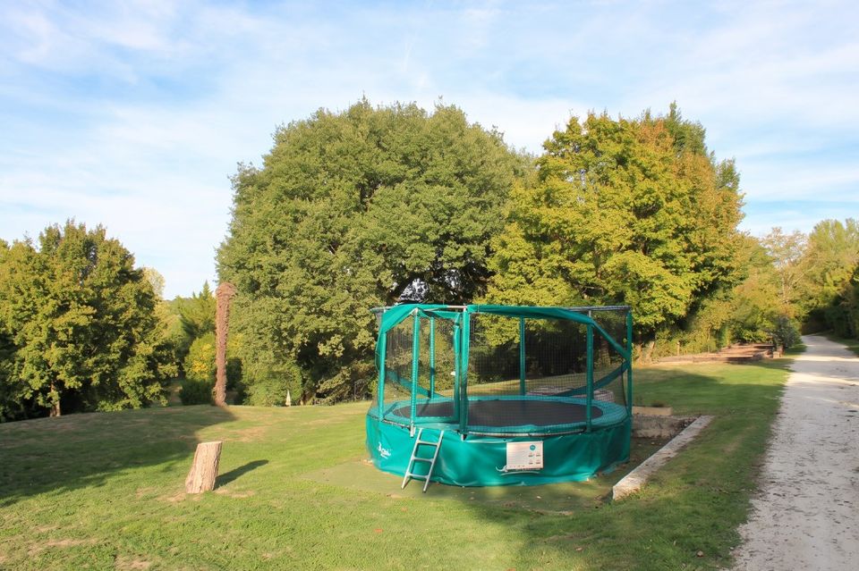 Trampoline dans le parc arboré du Domaine Devèze
